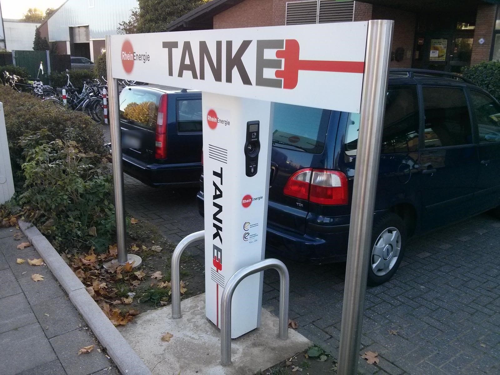 Foto der Ladestation [RheinEnergie] - SoccerWorld Lövenich